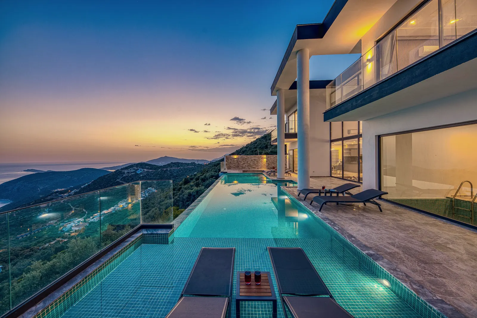 Villa Acantilado: piscina desbordante sobre la bahía de Jávea al atardecer.
